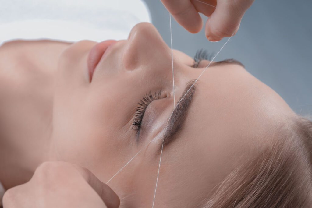 Depilación de cejas con hilo