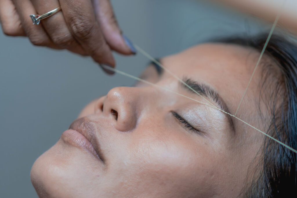 Depilación de cejas con hilo