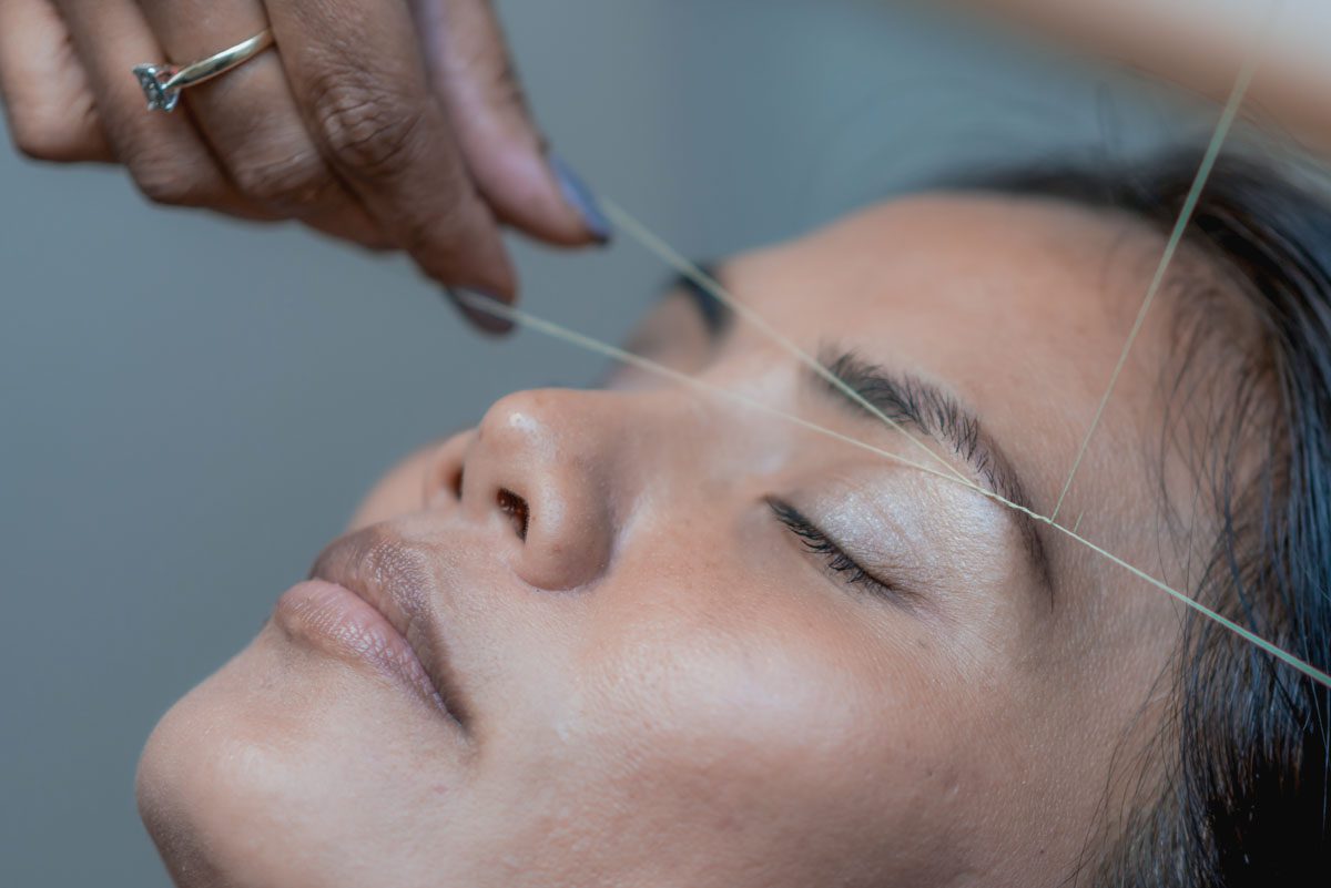 Depilación de cejas con hilo