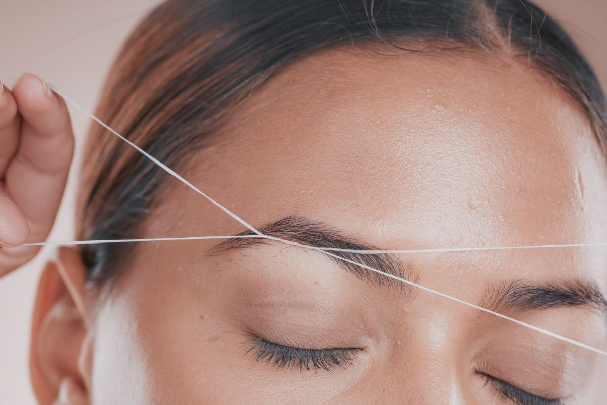 Depilación de cejas con hilo