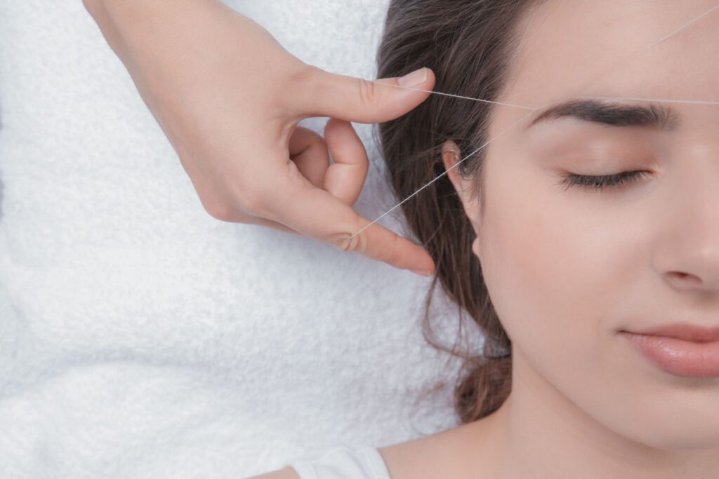 Depilación de cejas con hilo