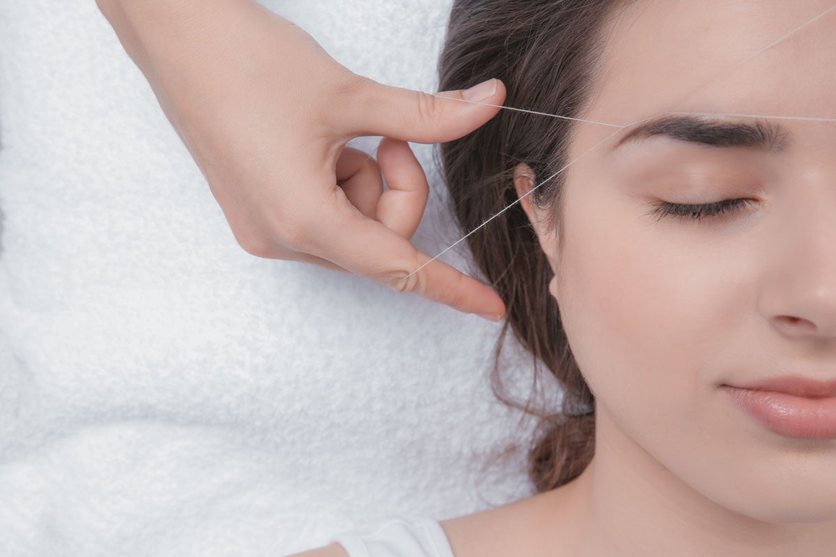Depilación de cejas con hilo