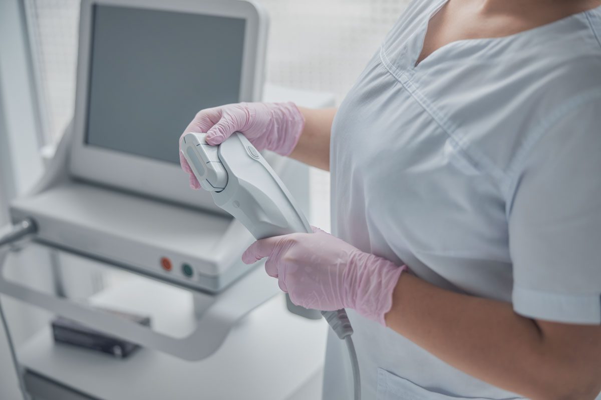 Especialista en Aparatología Facial: peelings, microdermoabrasión con punta de diamante y ultrasonidos (HIFU)