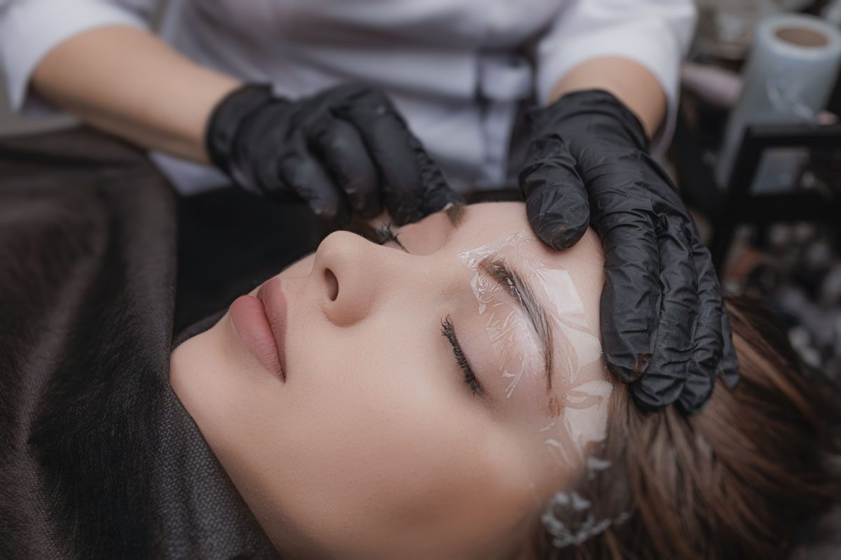 Laminado de cejas y sombreado con henna