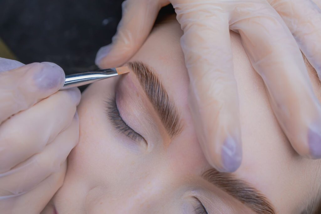 Laminado de cejas y sombreado con henna