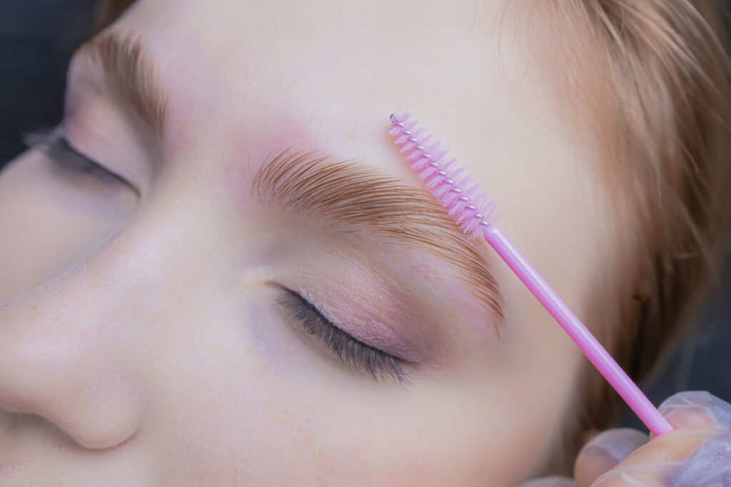 Laminado de cejas y sombreado con henna