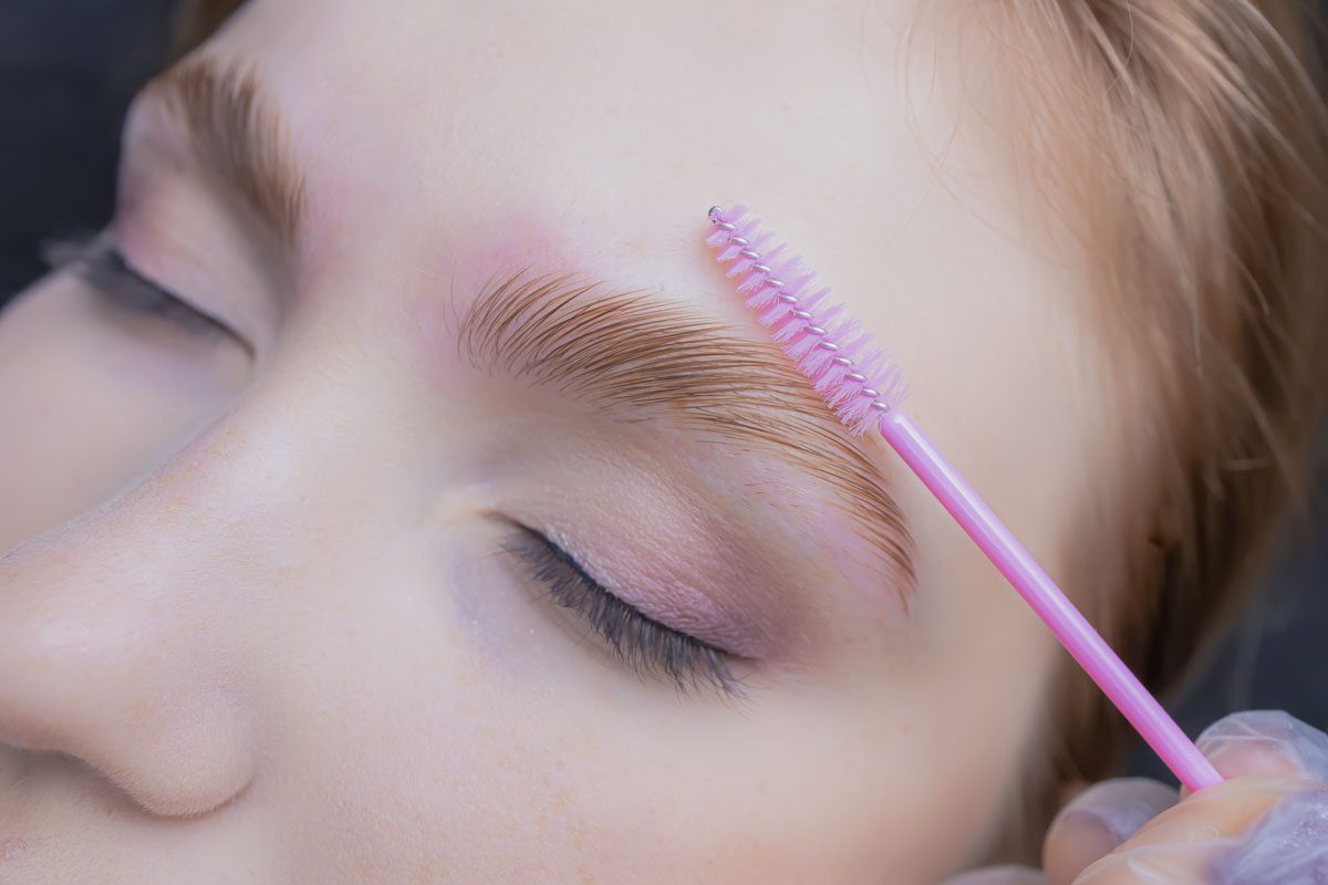 Laminado de cejas y sombreado con henna