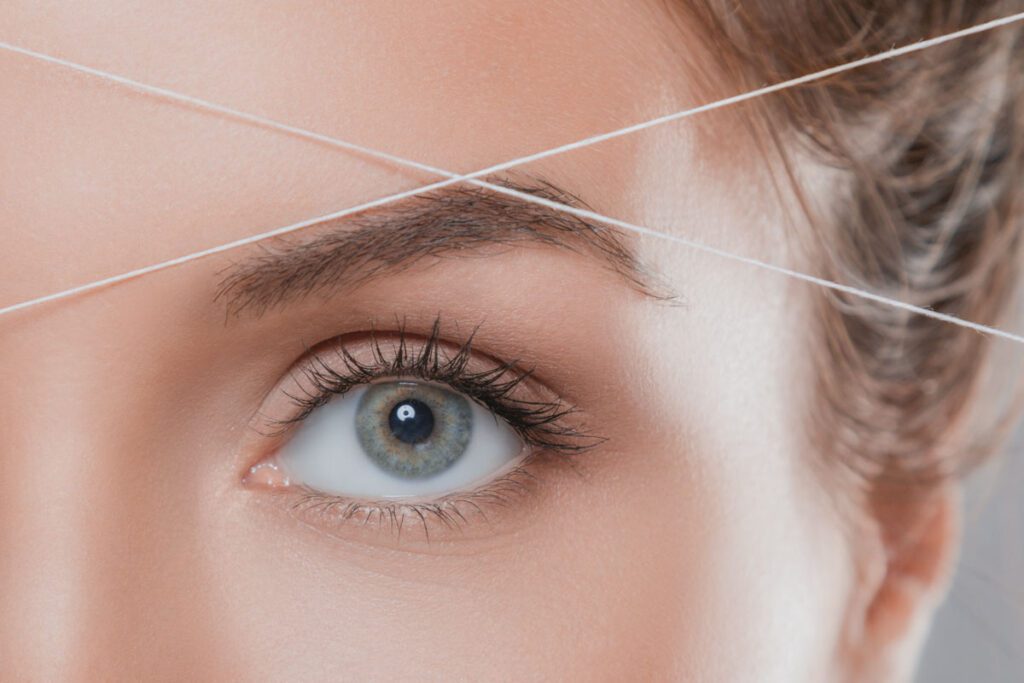 Depilación de cejas con hilo