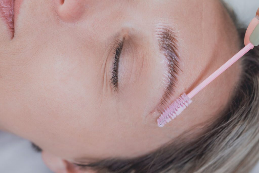 Laminado de cejas y sombreado con henna