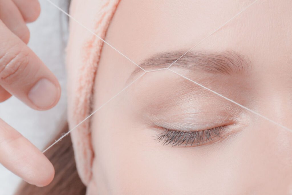 Depilación de cejas con hilo