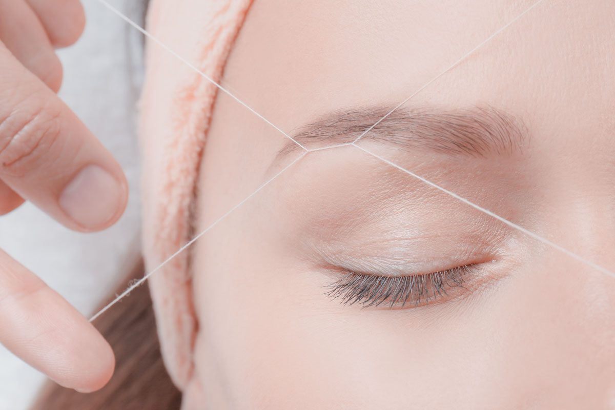 Depilación de cejas con hilo