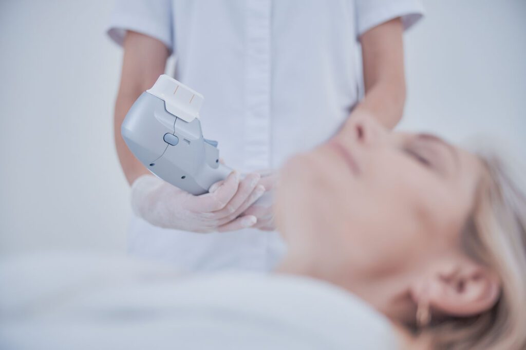 Especialista en Aparatología Facial: peelings, microdermoabrasión con punta de diamante y ultrasonidos (HIFU)