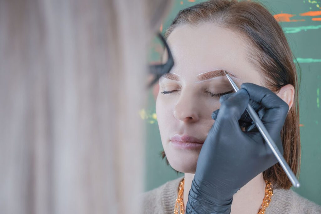 Laminado de cejas y sombreado con henna